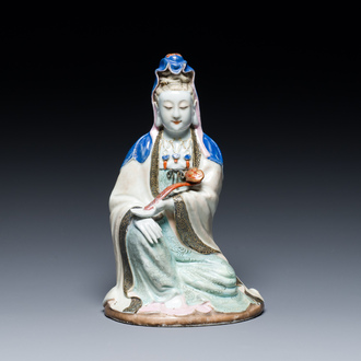 Een Chinese famille rose figuur van Guanyin met een ruyi scepter, Qianlong