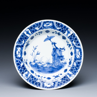 Coupe en porcelaine de Japon en bleu et blanc à décor des 'Dames au parasol' d'après Cornelis Pronk, Edo, 18ème