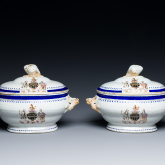 Paire de terrines couvertes en porcelaine de Chine famille rose pour le marché anglais aux armes de Kenyon, Qianlong