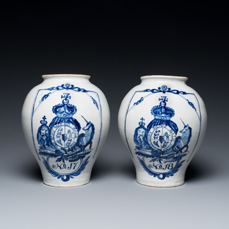 Een paar blauw-witte Delftse tabakspotten met het Britse koninklijke wapen, eind 18e eeuw