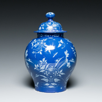 Très rare vase couvert en faïence de Delft en 'Bleu persan', vers 1700