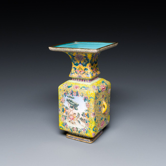 Vase à décor d'Européens en émaux de Canton à fond jaune, Chine, marque et époque de Qianlong