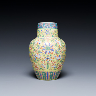 Een Chinese geëmailleerde glazen vaas in famille rose-stijl, wellicht 19e eeuw