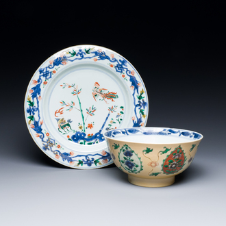 Une assiette en porcelaine de Chine famille verte et un bol pour le marché persan, Kangxi