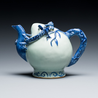 Théière de type cadogan en forme de pêche en porcelaine de Chine en bleu et blanc, 19ème