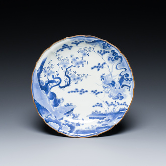 Plat de style Kakiemon en porcelaine Arita de Japon en bleu et blanc à décor d'un tigre et d'un dragon, marque Fuku, Edo, fin du 17ème