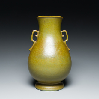 Vase de forme 'hu' en porcelaine de Chine monochrome à émail dit 'poudre de thé', marque de Qianlong, 19/20ème