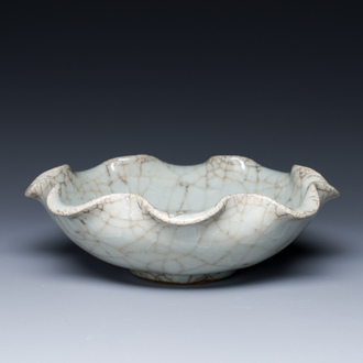 Bol en forme de fleur en porcelaine de Chine de type ge à émail craquelé, Qing
