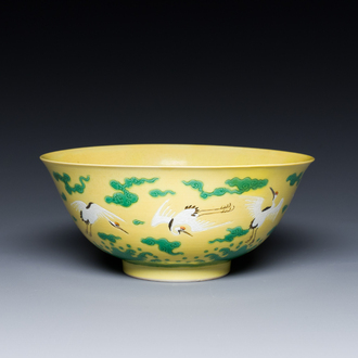 Bol en porcelaine de Chine à décor de grues sur fond jaune, marque et probablement époque de Yongzheng