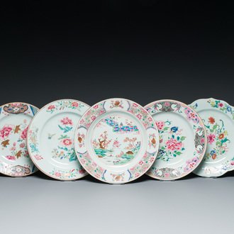 Cinq assiettes en porcelaine de Chine famille rose, Yongzheng/Qianlong