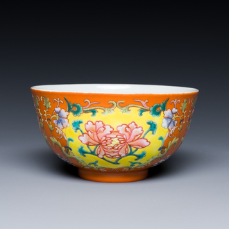 Bol de style impériale en porcelaine de Chine à décor falangcai sur fond rouge de corail, République