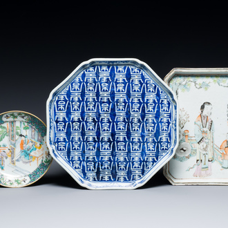 Un plateau en porcelaine de Chine en bleu et blanc, un en qianjiang cai et une assiette famille verte de Canton, 19ème