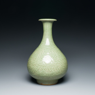 Een Chinese Longquan celadon 'yuhuchunping' vaas met floraal decor, Ming