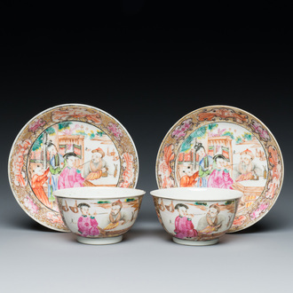 Paire de tasses et soucoupes en porcelaine de Chine famille rose à sujet mandarin, Qianlong