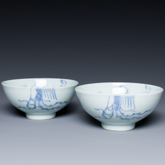 Een paar Chinese blauw-witte 'feniks' kommen, Yongzheng merk en periode