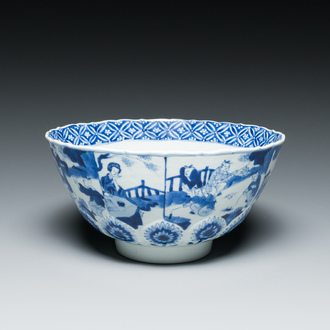 Bol en porcelaine de Chine en bleu et blanc à décor de lettrées et de garçons jouant, marque 'Qi Yu Bao Ding Zhi Zhen', Kangxi