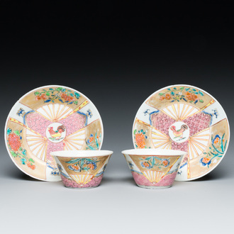Paire de tasses et soucoupes en porcelaine de Chine famille rose à décor de coqs, Yongzheng