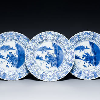 Trois plats en porcelaine de Chine en bleu et blanc à décor d'une chasse, marque de Chenghua, Kangxi