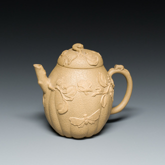 Een Chinese zandkleurige Yixing steengoed theepot met deksel met reliëfdecor, Chen Janyin 陈建寅 zegelmerk, Kangxi