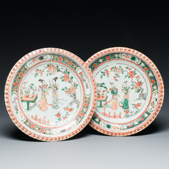 Paire d'assiettes en porcelaine de Chine famille verte à décor 'Xi Xiang Ji', Kangxi