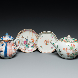 Deux théières, une soucoupe et un support de théière en porcelaine de Chine, Kangxi et postérieur