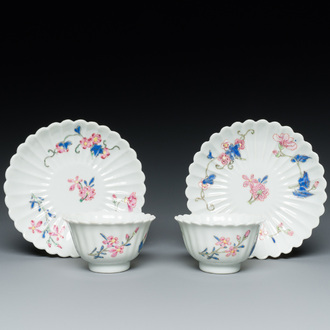 Paire de tasses et soucoupes en porcelaine de Chine famille rose en forme de chrysanthème, Yongzheng