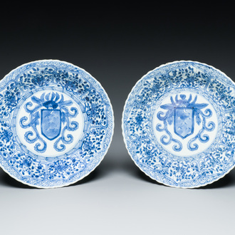Een paar Chinese blauw-witte borden met het wapen van De Pinto voor de Portugese markt, Kangxi