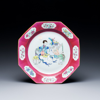 Een Chinese octagonale famille rose schotel met robijnrode rand, Yongzheng