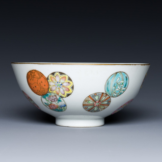 Bol en porcelaine de Chine famille rose à décor de médaillons floraux, marque et époque de Guangxu
