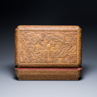 Een Chinese rechthoekige huanghuali houten dekseldoos met draken, 17/18e eeuw