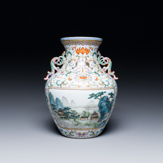 Vase de forme 'hu' en porcelaine de Chine famille rose à décor de paysages, marque de Qianlong, 19/20ème