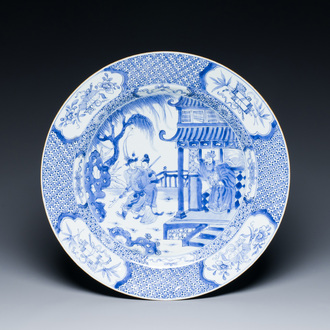 Plat en porcelaine de Chine en bleu et blanc à décor d'une scène du roman 'Les Trois Royaumes', Yongzheng