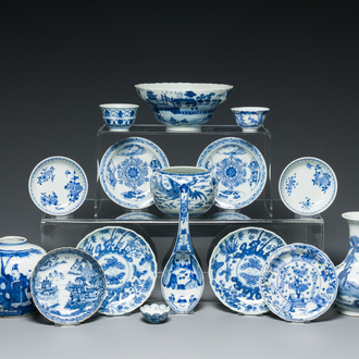 Een diverse collectie blauw-wit Chinees porselein, 19/20e eeuw