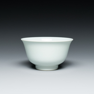 Bol en porcelaine de Chine en blanc monochrome, marque et probablement époque de Jiaqing