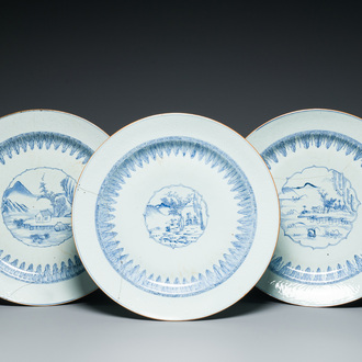 Trois plats en porcelaine de Chine à décor anhua aux médaillons de paysages en bleu et blanc, Yongzheng