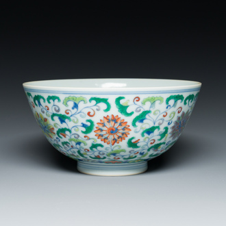 Bol en porcelaine de Chine doucai à décor floral, marque de Yongzheng, 19/20ème