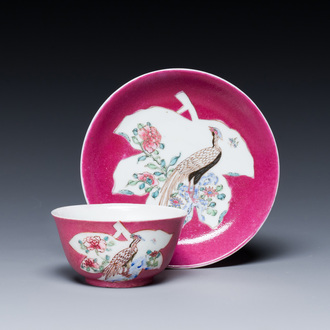Tasse et soucoupe en porcelaine de Chine famille rose à décor de faisans sur fond rouge de rubis, Yongzheng