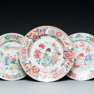 Een Chinese famille rose schotel en een paar borden, Yongzheng/Qianlong