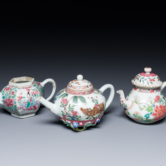 Trois théières en porcelaine de Chine famille rose, Yongzheng