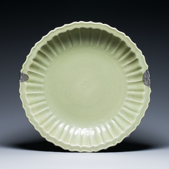 Très grand plat en porcelaine de Chine céladon de Longquan, probablement fours de Chuzhou, Ming