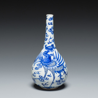 Vase de forme bouteille à décor d'un phénix en porcelaine de Chine 'Bleu de Hue' pour le Vietnam, marque Tho, 19ème