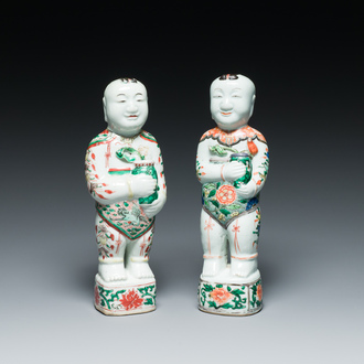 Paire de figures des 'Hehe Er Xian' en porcelaine de Chine famille verte, Kangxi