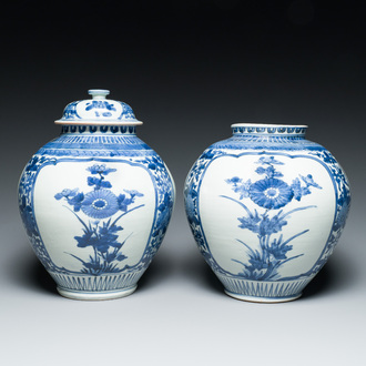 Een paar Japanse blauw-witte Arita potten met floraal decor, Edo, eind 17e eeuw