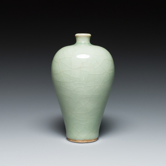 Een Chinese monochrome celadon-geglazuurde 'meiping' vaas, 18/19e eeuw