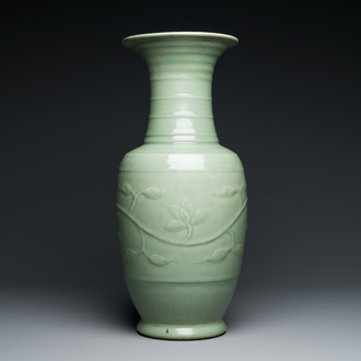 Vase en porcelaine de Chine en céladon monochrome à décor de rinceaux de lotus, Qianlong