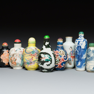 Huit tabatières en porcelaine de Chine en bleu et blanc, famille noire et famille rose, diverses marques, 19ème