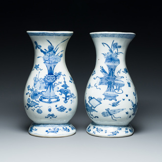 Een paar Chinese blauw-witte wandvazen met decor van antiquiteiten, Kangxi