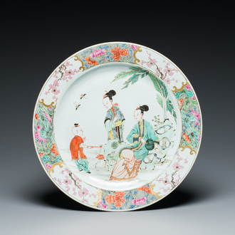 Plat en porcelaine de Chine famille rose à décor de deux femmes et un garçon dans un jardin, Yongzheng