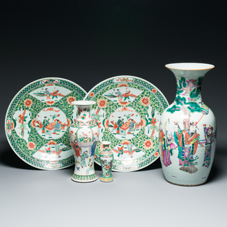 Une paire de plats en porcelaine de Chine famille verte et trois vases en famille rose et verte, 19/20ème