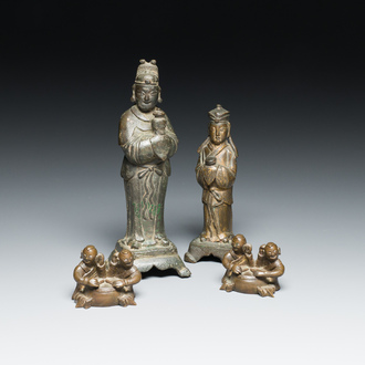 Twee Chinese bronzen sculpturen en twee scrollgewichten met trommelende jongens, Ming/Qing
